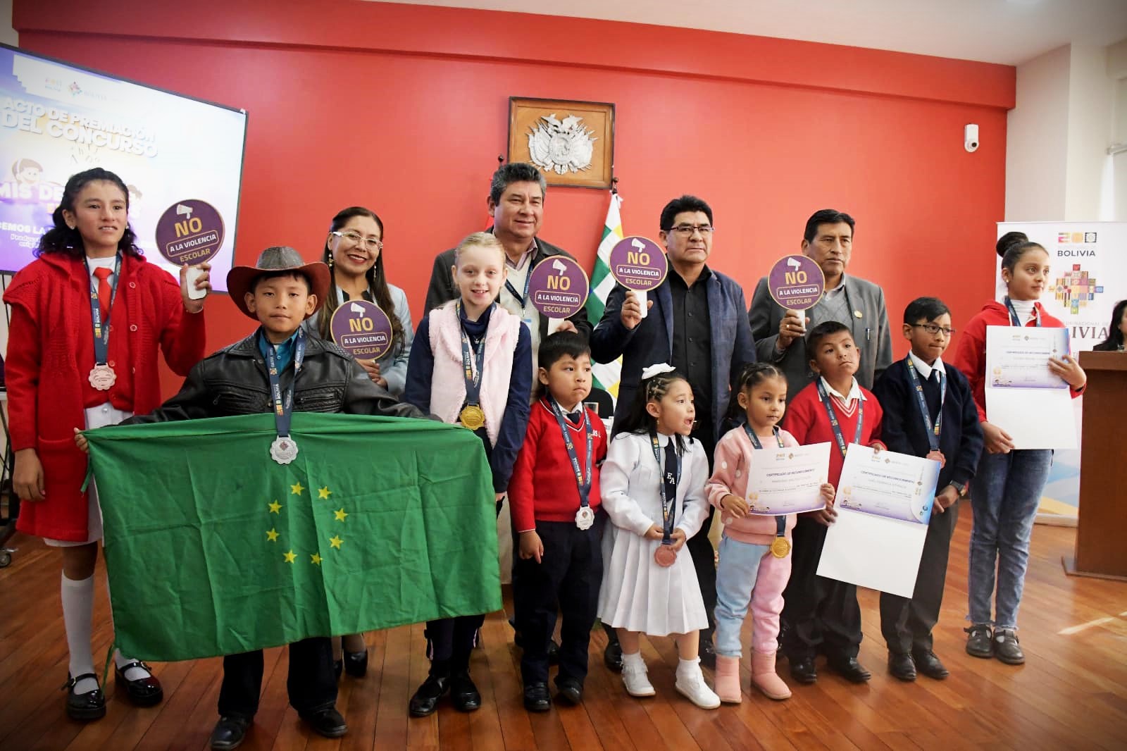 Ministerio de Educación premia a niños por sus poesías en contra de la violencia
