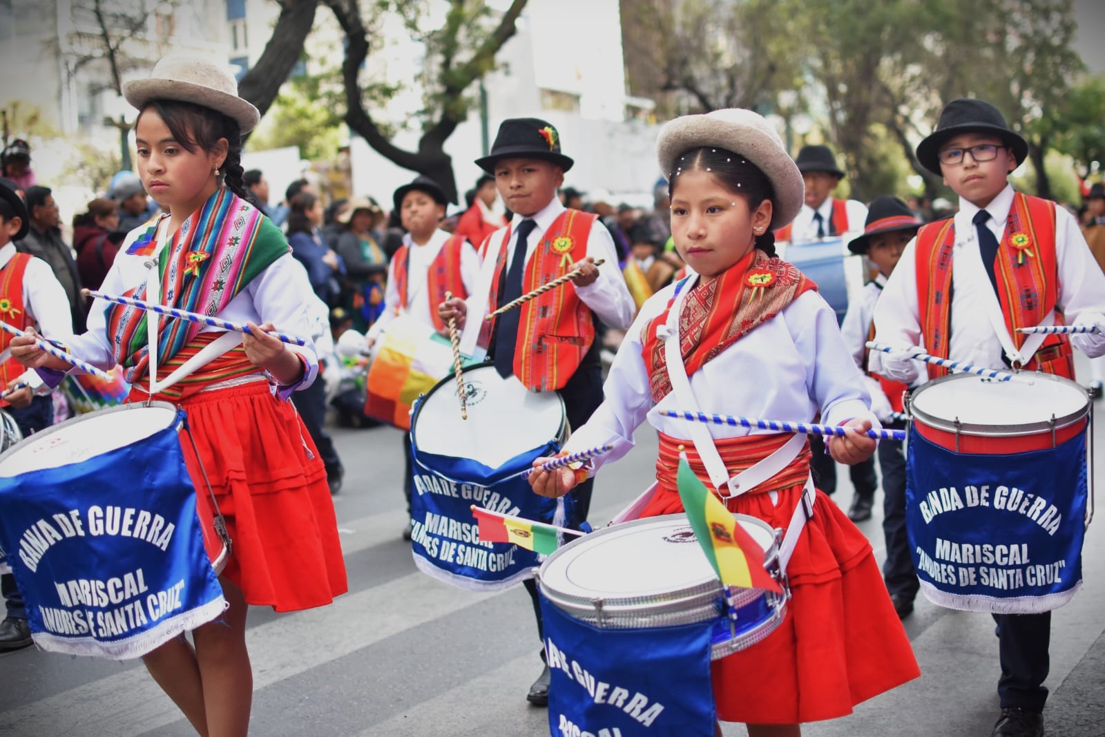 Estudiantes rinden su homenaje a los 199 años de Bolivia