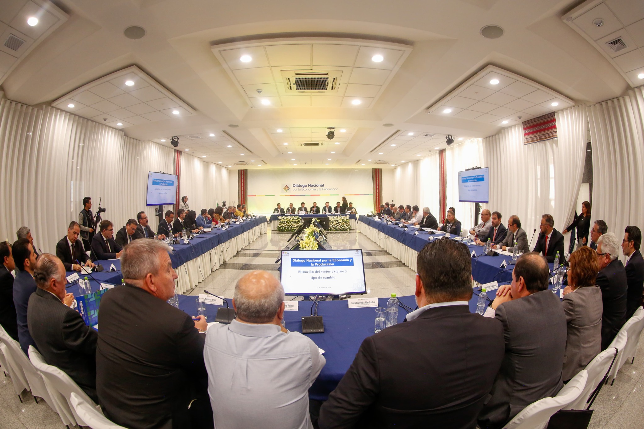 Gobierno y empresarios buscan frenar la escasez de dólares y el alza de precios
