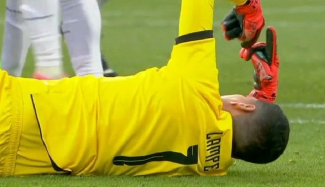 Lampe se rompió el tendón de Aquiles durante el partido ante Chile