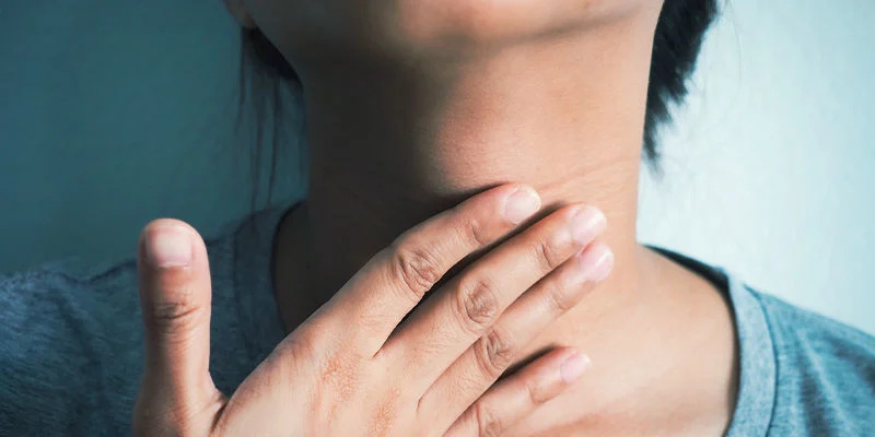 ¿Tiene irritación en los ojos o escozor en la garganta?