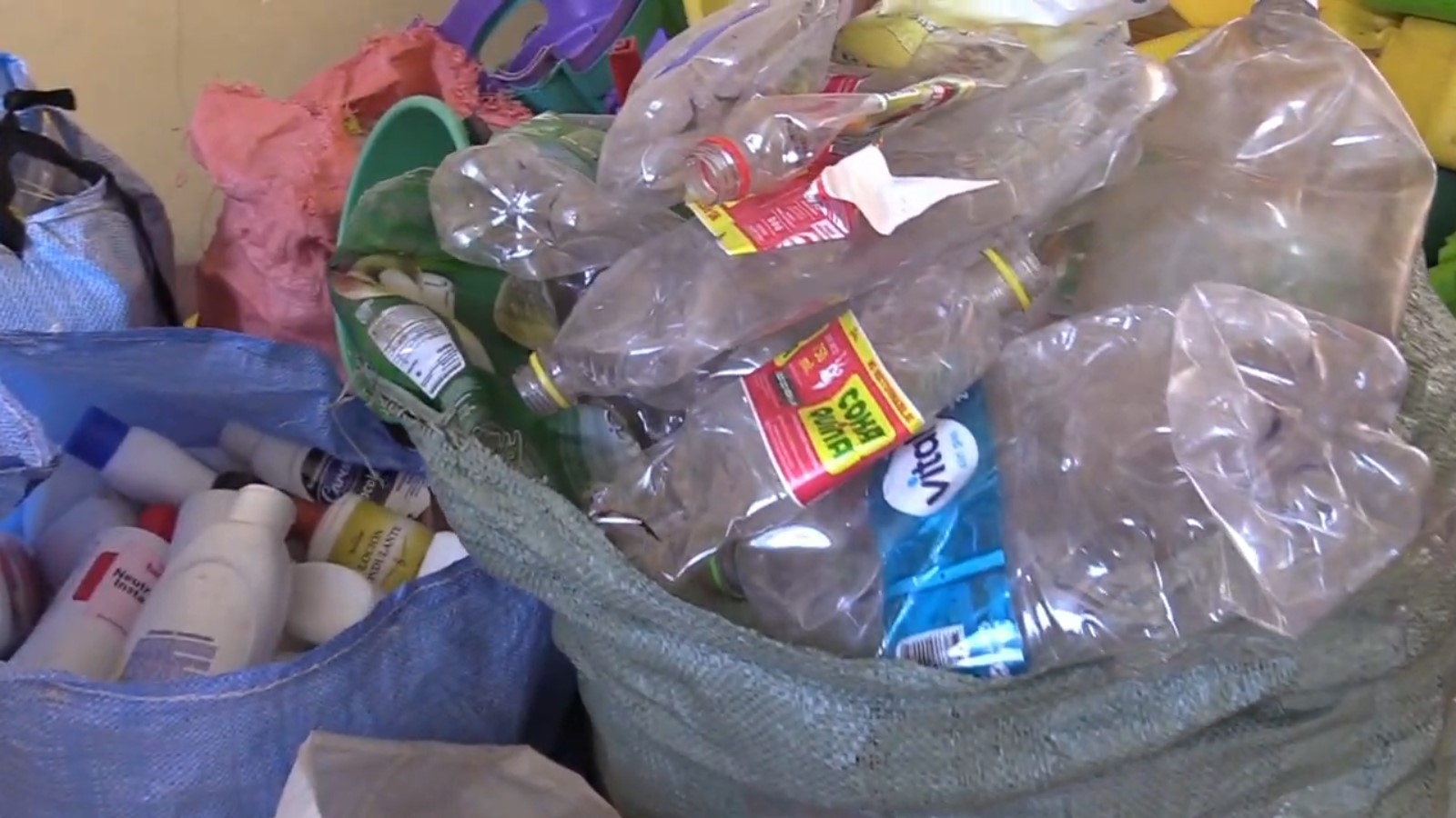 Estudiantes y padres de familia reciclan para crear un parque ecológico en El Alto