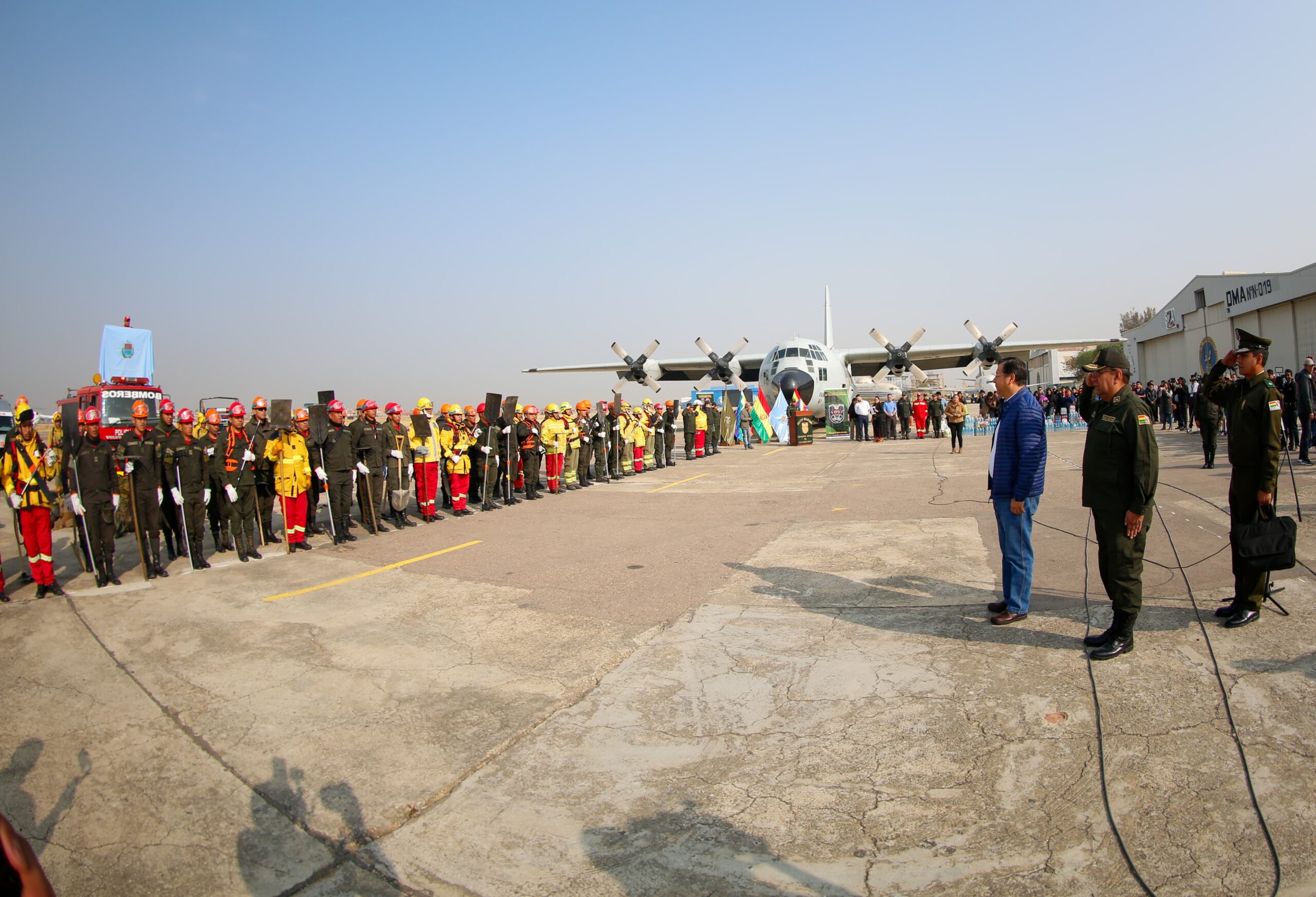 Envían nuevo contingente de bomberos para extremar combate contra incendios en Santa Cruz