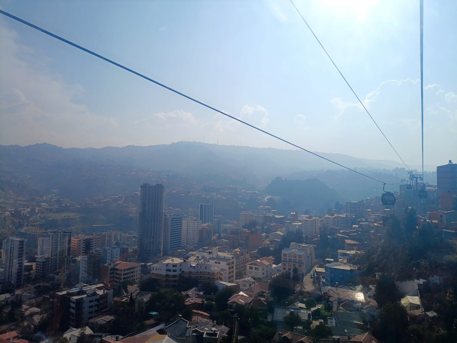 Un reciente informe destaca la grave crisis de calidad del aire en Bolivia, con la mayoría de los departamentos enfrentando niveles de contaminación preocupantes. Pando lidera la lista con un índice de calidad del aire que supera los 500 puntos, lo que indica una atmósfera extremadamente mala y un riesgo crítico para la salud, principalmente por los incendios en el oriente del país.