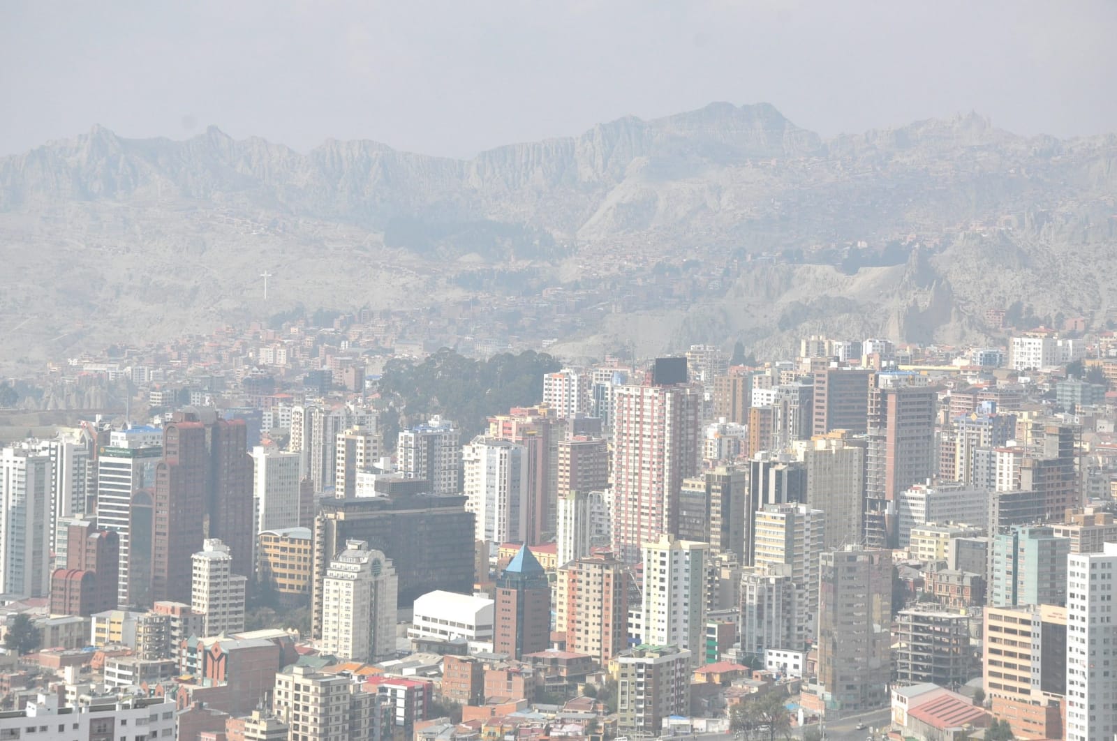 La ciudad de La Paz registró este jueves un Índice de Calidad del Aire (ICA) de 207, manteniendo una calidad del aire "muy mala" desde el 2 de septiembre, lo que representa un alto riesgo para la salud de los habitantes. 