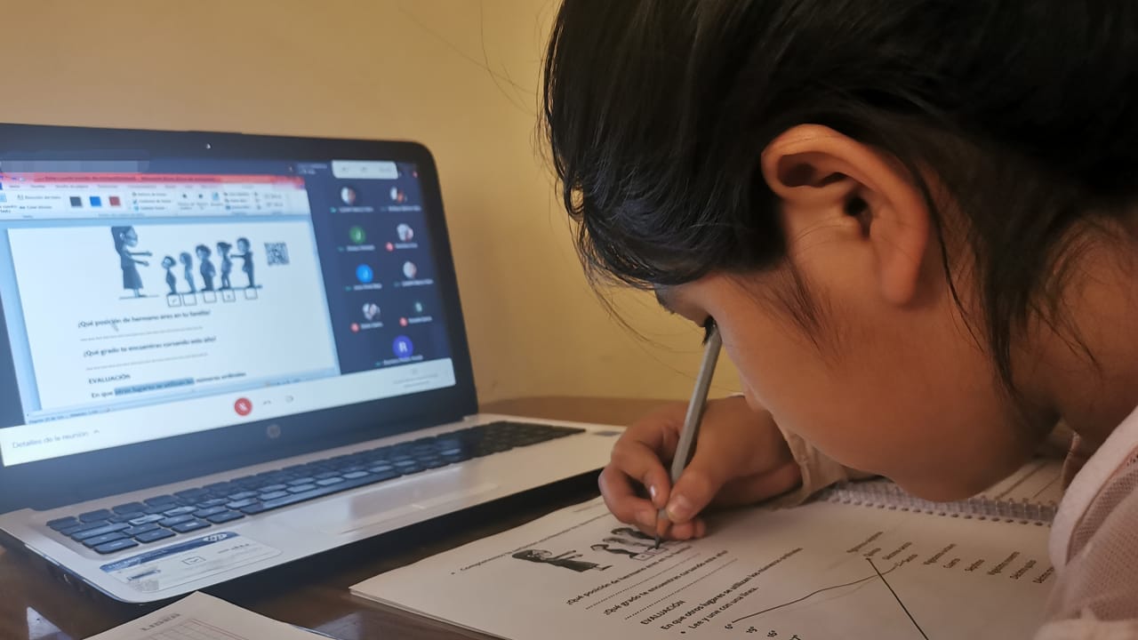 El Director Departamental de Educación interino de La Paz, Antonio Casildo Quispe Acho, informó que a partir del viernes 13 de septiembre, los estudiantes de kínder y prekínder en El Alto tendrán clases virtuales. Esta medida se tomó debido a los altos niveles de contaminación del aire en la ciudad. 