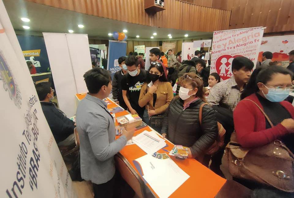 un evento diseñado para ayudar a los jóvenes a mejorar su perfil profesional, capacitarse y encontrar oportunidades laborales. Esta feria busca promover el emprendimiento y facilitar el networking entre jóvenes emprendedores y empresas.