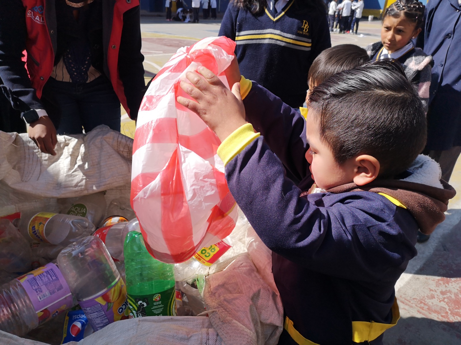 Promueven el Reciclaje de Tapas Plásticas en Escuelas para Ayudar a Pacientes Oncológicos