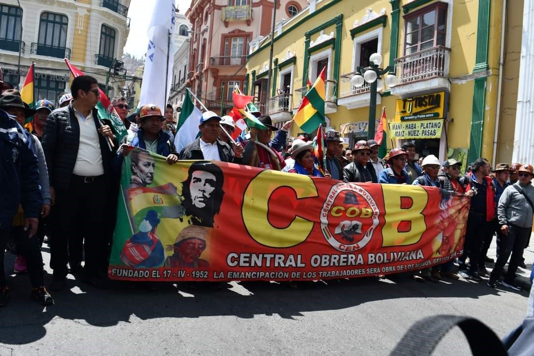 Masiva marcha que llegó a la Plaza Murillo exige a las autoridades aprobación de proyecto de ley