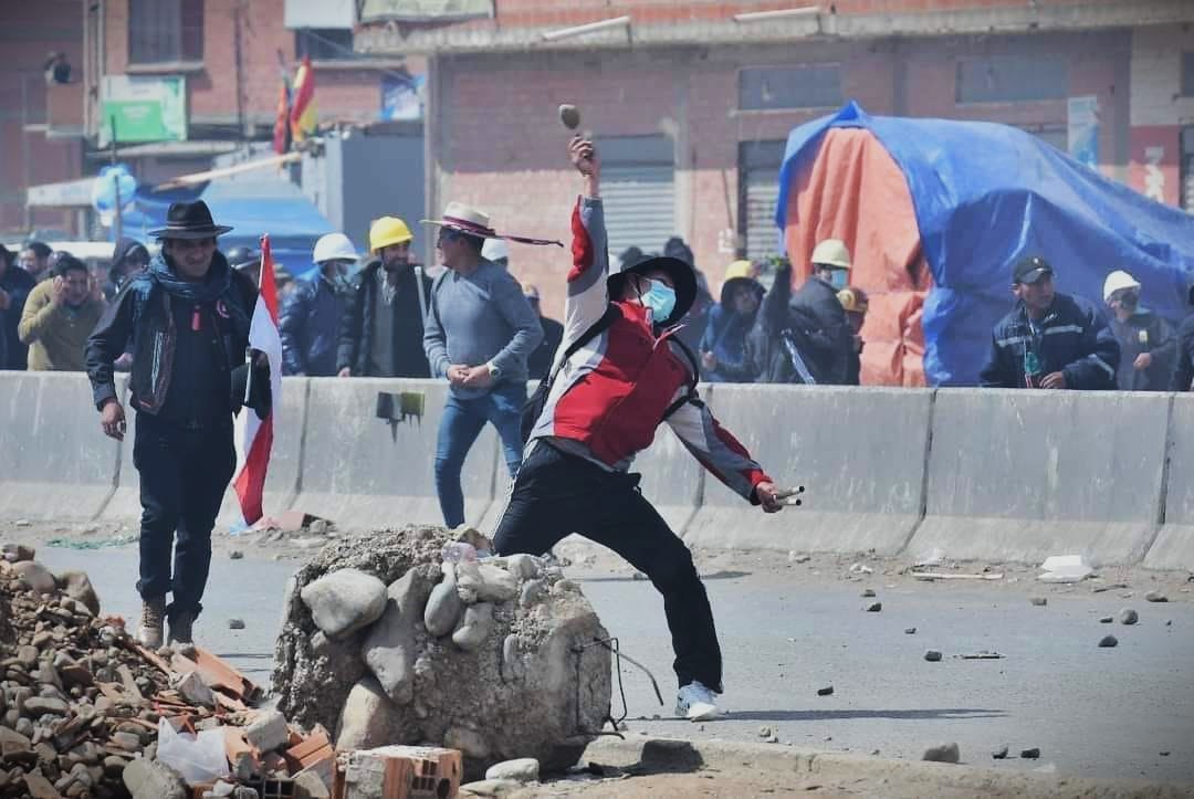 Violentos enfrentamientos en El Alto dejan al menos ocho heridos
