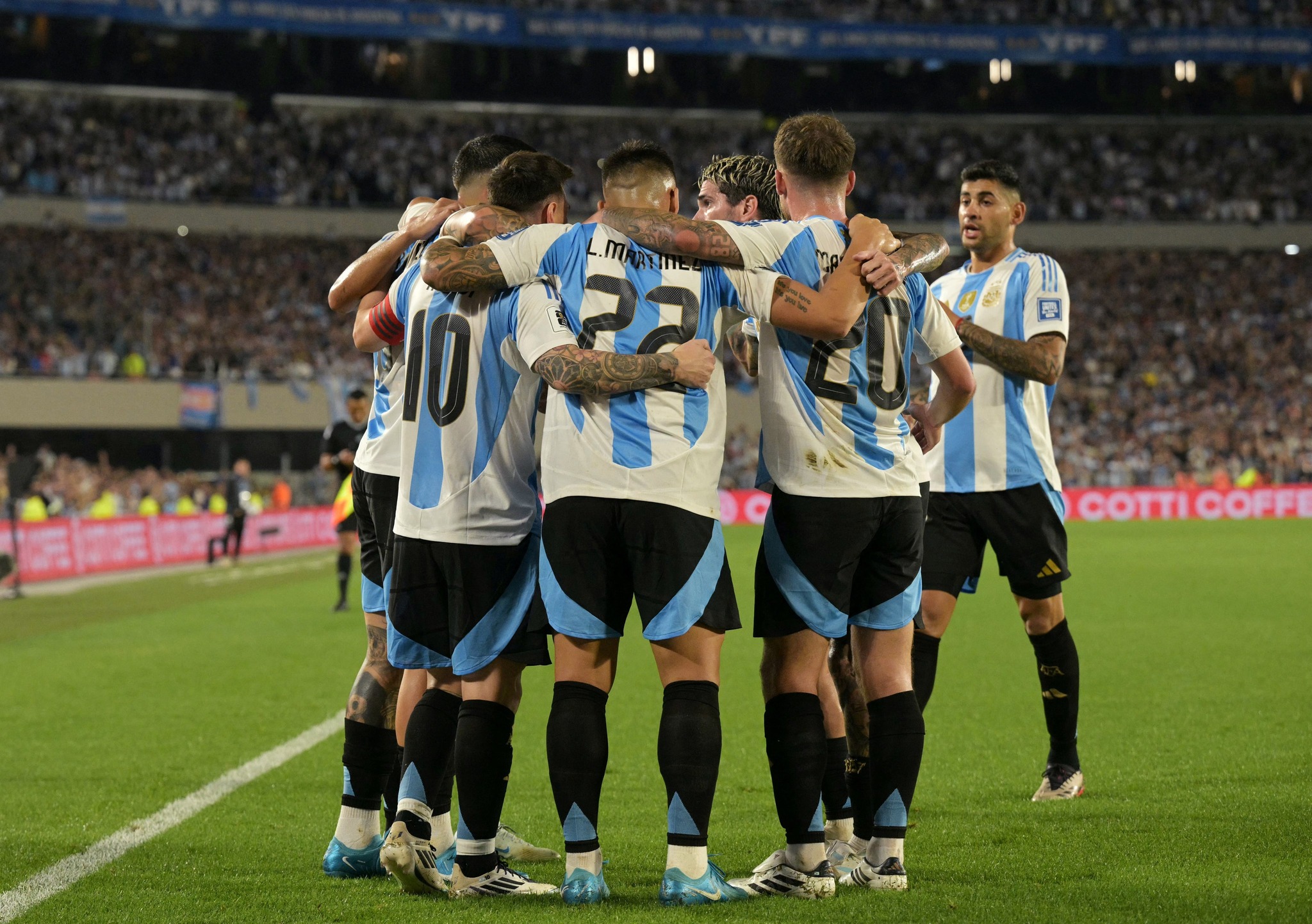 Bolivia queda en puesto de repechaje tras perder ante Argentina