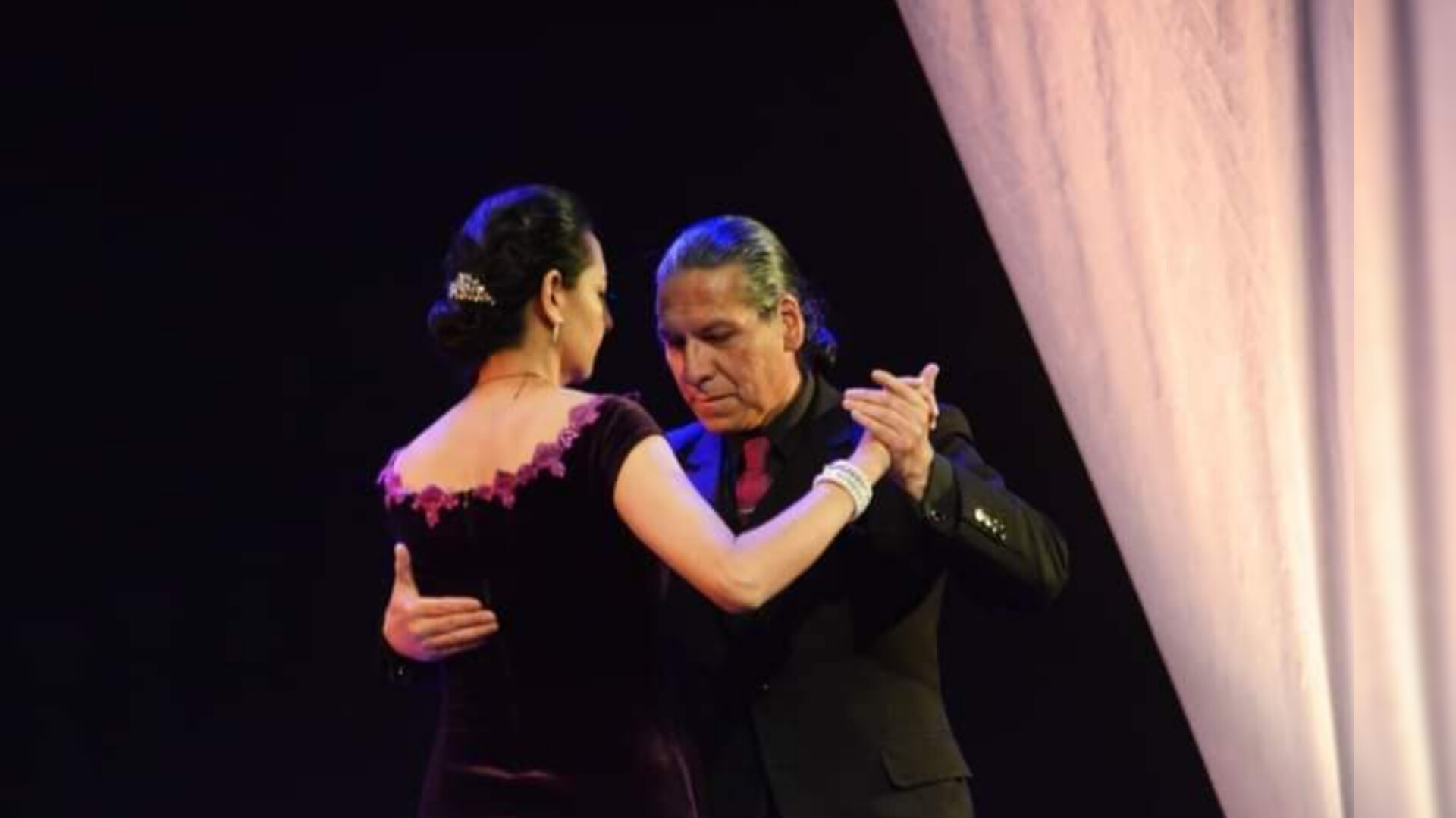 Este fin de semana, el Teatro Municipal Alberto Saavedra Pérez será el escenario del “Festival Internacional de Tango con Altura”, que reunirá a bailarines de Chile, Argentina, Perú y Bolivia. El evento, que se realizará el 5 y 6 de octubre a las 19:30, ofrecerá un espectáculo que fusiona danza, música y canto en vivo.