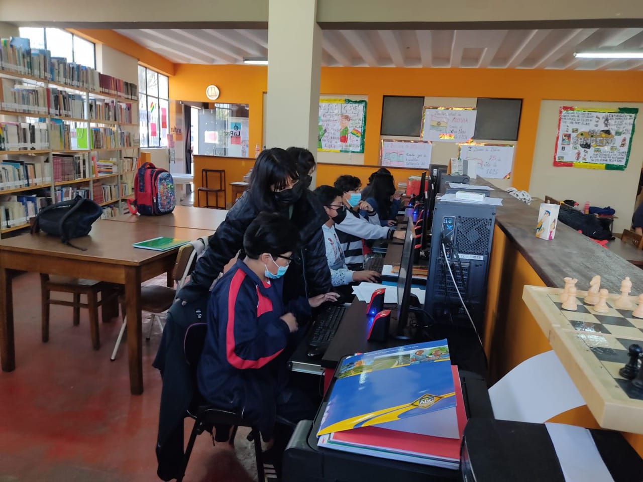 Talleres Gratuitos de Manualidades y Computación para Niños y Jóvenes en la Biblioteca Zonal El Tejar
