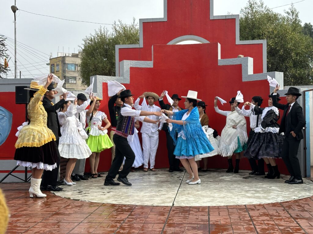 Artistas callejeros, grupos de música y ballets sorprendieron al público que llegó a disfrutar en la Ceja de El Alto.