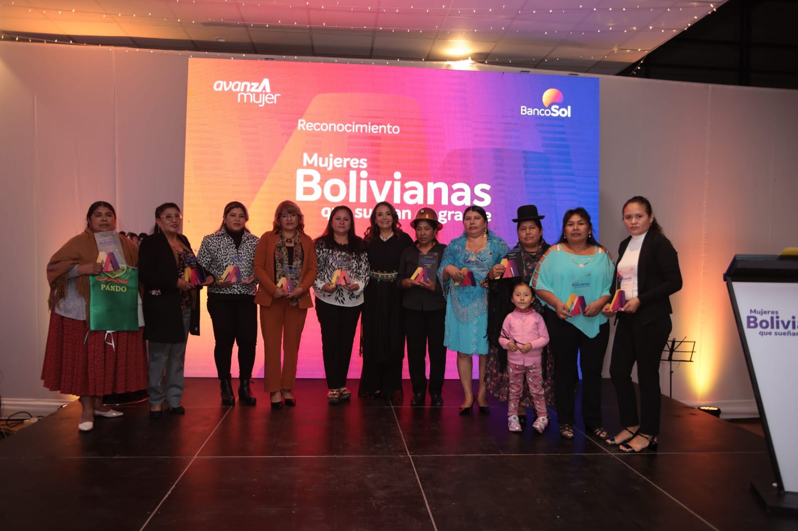 Premian a 10 mujeres bolivianas emprendedoras que 'sueñan en grande'