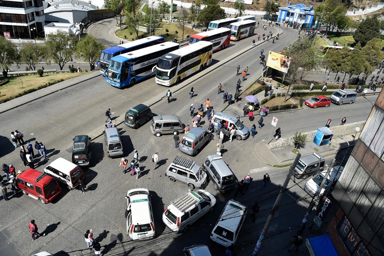 Choferes de La Paz bloquean calles de La Paz por falta de combustible y piden aumento de pasajes
