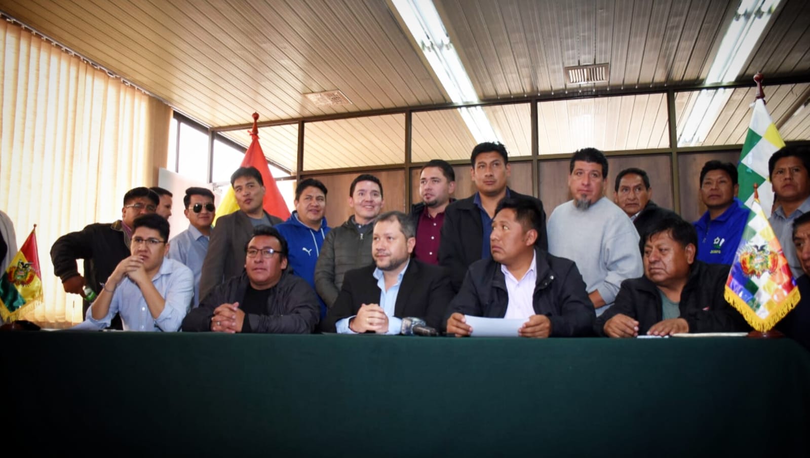 Transportistas levantan paro en La Paz