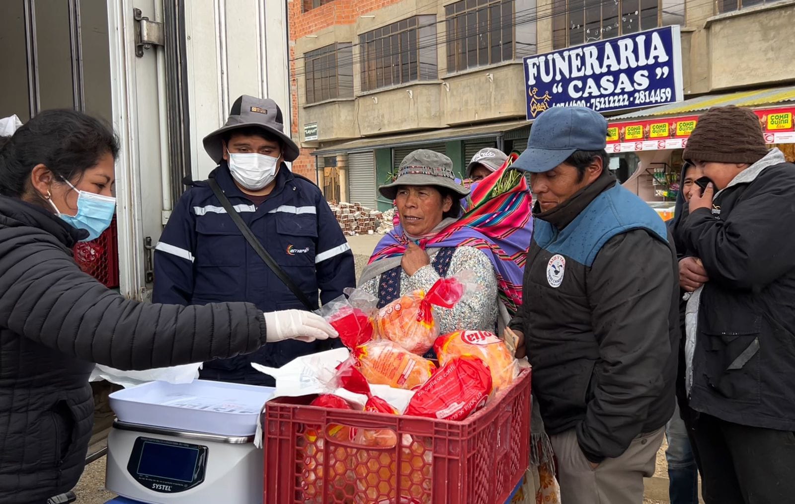 La Empresa de Apoyo a la Producción de Alimentos (Emapa) ha comenzado la venta de carne de pollo en La Paz y El Alto a un precio de 16,50 bolivianos el kilo. Esta medida busca enfrentar la escasez causada por los bloqueos impulsados por sectores evistas, que han elevado los precios y dificultado el suministro de alimentos en la región. Franklin Flores, gerente general de Emapa, anunció que desde este martes los camiones frigoríficos de la empresa estatal estarán distribuyendo pollo en las plazas principales de ambas ciudades, de lunes a viernes. Además, un puente aéreo ha permitido el traslado de grandes cantidades de pollo desde Santa Cruz a La Paz. En total, se han recibido 360 mil kilos de carne y se espera la llegada de 80 mil kilos adicionales para asegurar el abastecimiento. Para los paceños, el pollo estará disponible a través de dos canales: los supermercados y puestos móviles de Emapa a 16,50 bolivianos por kilo, y los puntos de venta de las empresas Pio Rico y Sofía, a un precio de 17,50 bolivianos el kilo. Por su parte, el Servicio Nacional de Sanidad Agropecuaria e Inocuidad Alimentaria (Senasag) también está proveyendo pollo desde el norte y los Yungas de La Paz, en un esfuerzo conjunto para mitigar la crisis de abastecimiento en el mercado paceño. Revista Estamos Vivos