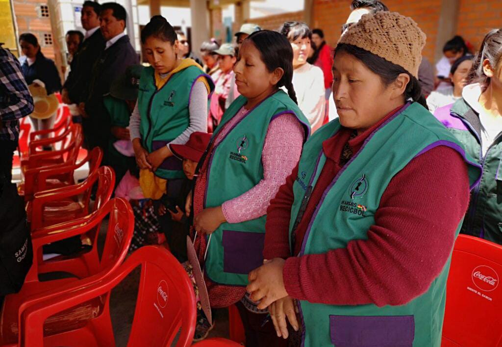 Este proyecto, impulsado por mujeres en situación vulnerable —como madres solteras y estudiantes—, busca no solo proteger el planeta, sino también unir esfuerzos interinstitucionales para promover el reciclaje en la ciudad.