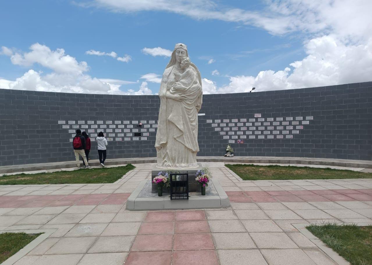 La Alcaldía de El Alto invita a la población a mantener vivas las tradiciones de Todos Santos recordando a sus seres queridos con respeto. Aunque las normas prohíben armar mesas y consumir alimentos o bebidas alcohólicas dentro de los cementerios, se permite realizar estos rituales en las calles cercanas para honrar a los difuntos en armonía.