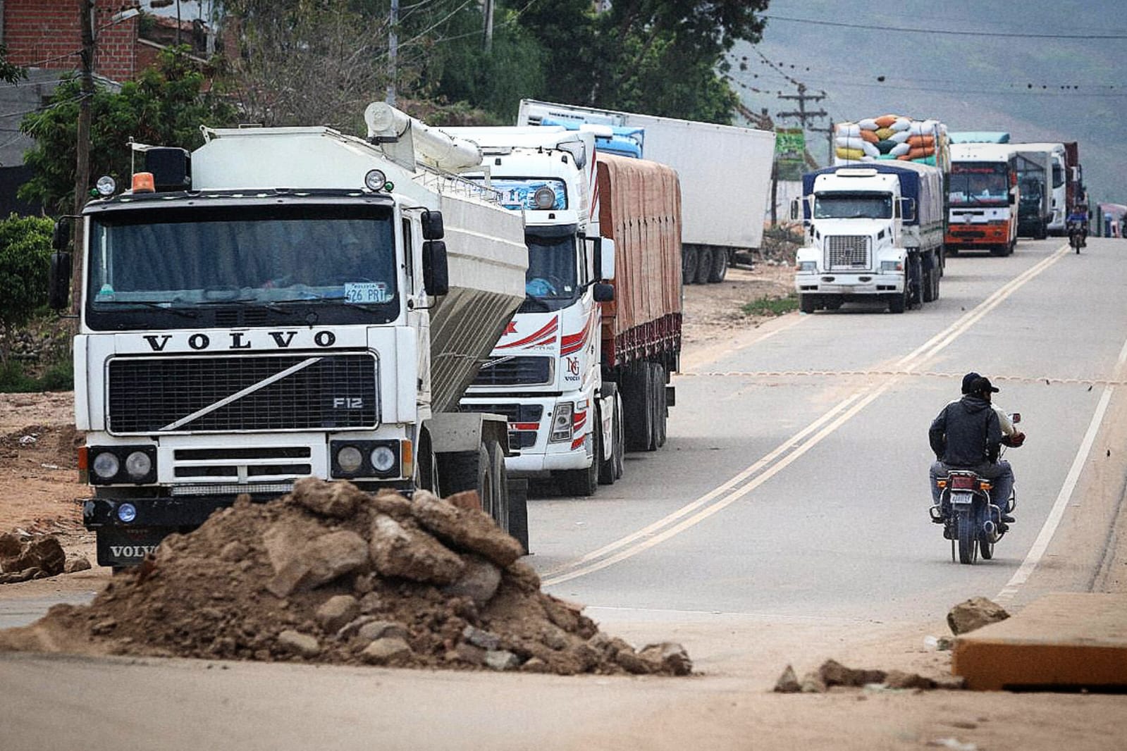 Suspenden temporalmente bloqueos en Bolivia por Todos Santos