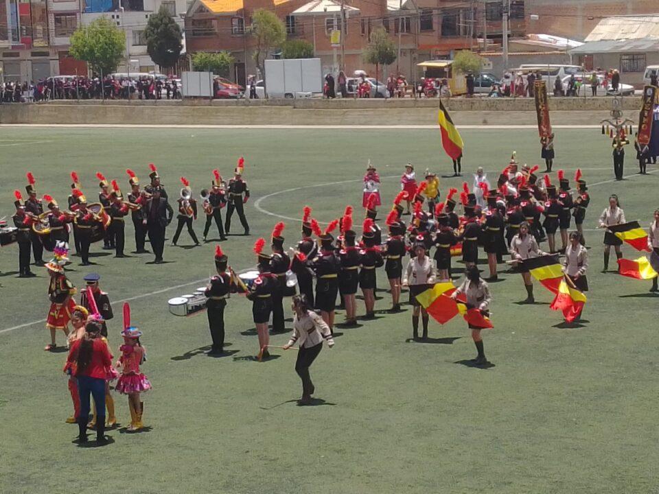 La competencia para encontrar a la mejor banda escolar de El Alto inició este lunes con un vibrante primer encuentro en el Complejo Deportivo de Ciudad Satélite, Distrito 1. Más de 3.000 personas se congregaron para apoyar a las 20 unidades educativas participantes en la quinta versión de este concurso. “Este evento busca no solo reconocer el talento de los estudiantes, sino también promover valores como la disciplina y alejar a la juventud de los vicios. Es un espacio especial para nuestras unidades educativas”, afirmó Cristian Tancara, director de Servicios de Atención y Educación de la Alcaldía alteña. Tras una intensa jornada de música y destreza, se eligieron a los primeros representantes. En la Categoría A, destacaron las unidades Eufrasio Ibáñez, Puerto de Mejillones, Héroes del Pacífico, Andrés Bello, Vicente Donoso y Salomón. En la Categoría B, los ganadores fueron Vicente Tejada, Chuquiago Marka, Bolivia y Libertad de las Américas. El concurso continuará en los demás distritos del municipio, y los ganadores de cada zona competirán en una gran final para definir quién será la mejor banda de El Alto. “Los primeros lugares reciben incentivos, y el representante del distrito tendrá un rol especial en el concurso final dentro de unas semanas”, agregó Tancara. La tradición musical alteña sigue viva y en ascenso, consolidando a las bandas escolares como protagonistas de una ciudad llena de talento joven.