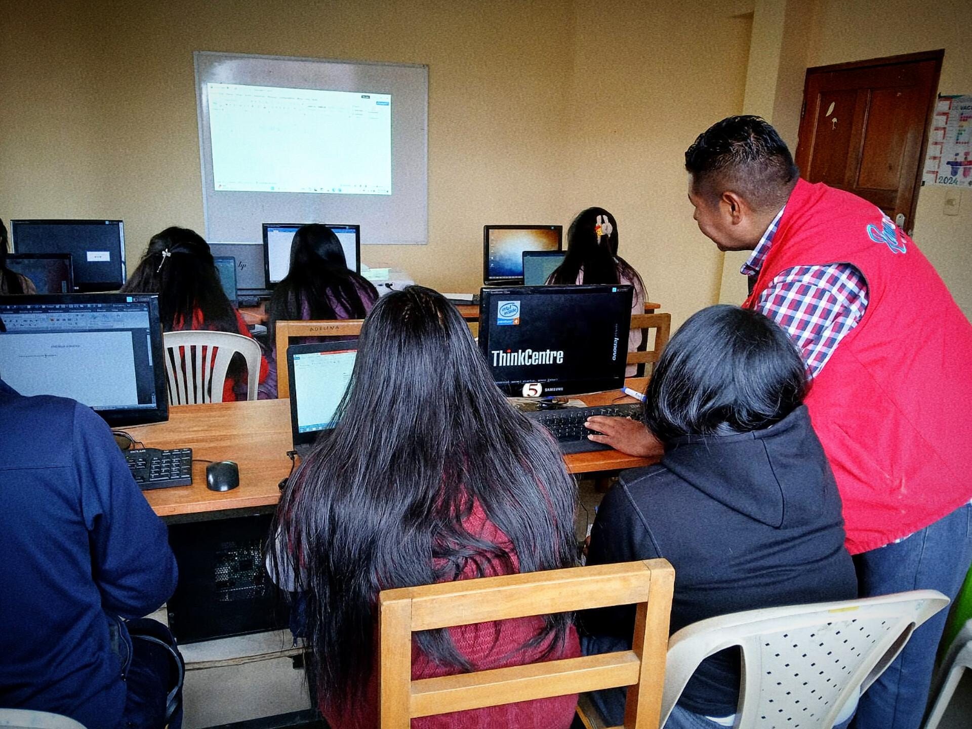 Inician cursos gratuitos de Matemática, Física y Química en El Alto