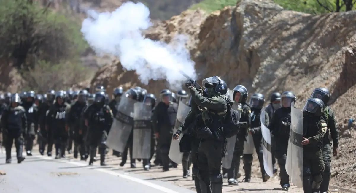 En Parotani, los enfrentamientos entre las fuerzas del orden y grupos afines a Evo Morales han dejado un saldo de cuatro personas heridas: tres policías (dos hombres y una mujer) y un fotoperiodista, identificado como Jorge Abrego. Los heridos fueron trasladados en ambulancias al Hospital Obrero No 2 de la Caja Nacional de Salud en Cochabamba, donde recibirán atención médica.