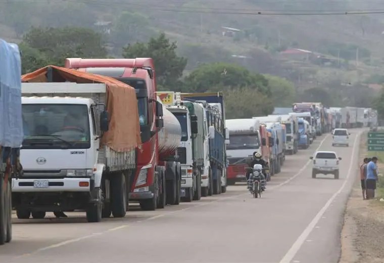 El bloqueo liderado por el sector evista del Movimiento Al Socialismo (MAS), que duró 22 días, ha dejado pérdidas significativas para el Estado boliviano. Vías Bolivia reportó una caída de más de 16,5 millones de bolivianos en la recaudación de peajes, afectando principalmente a Cochabamba y Santa Cruz.