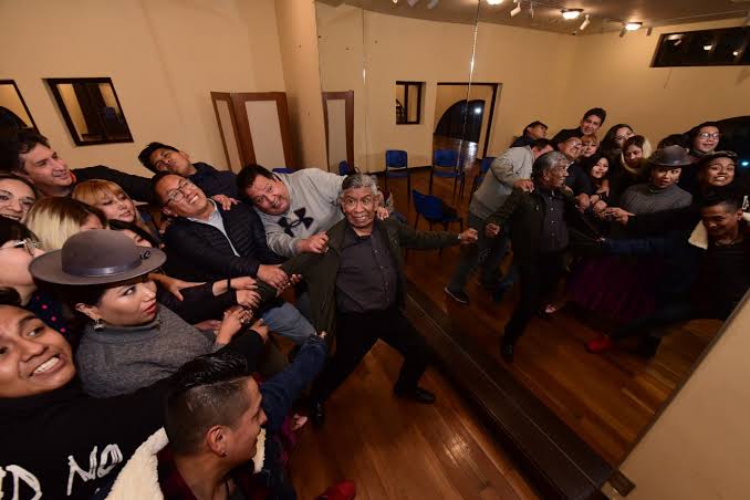 El mundo artístico de Bolivia está de luto tras el fallecimiento de Hugo Pozo, icónico actor de teatro y cine, quien perdió la vida este lunes a los 75 años. Su hijo, Guery Pozo, confirmó la noticia a través de redes sociales, compartiendo un emotivo mensaje y fotos de su padre.