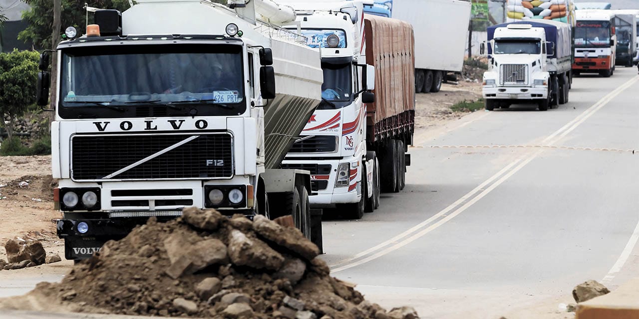 La Confederación Sindical de Choferes de Bolivia informó que tomará acciones legales contra los responsables de los bloqueos que han paralizado varias rutas en el país durante 22 días, especialmente en Cochabamba, afectando a miles de conductores.