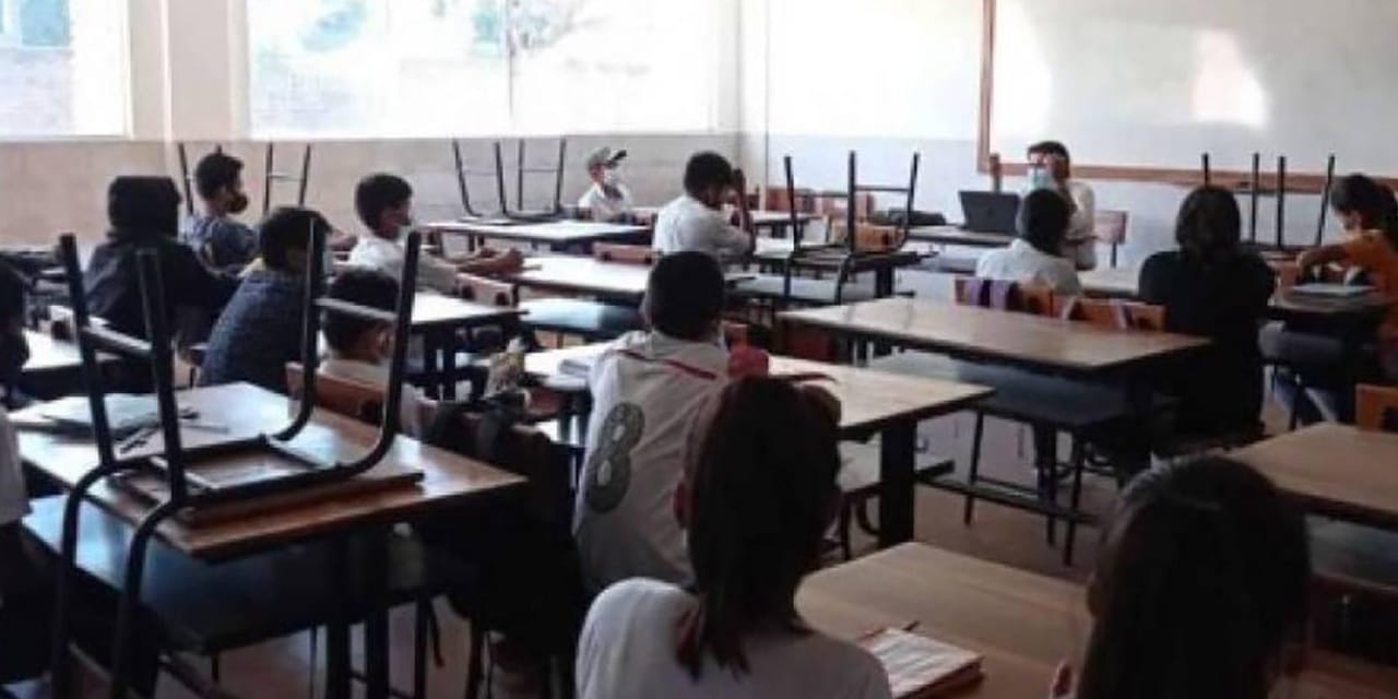 El Ministerio de Educación de Bolivia expresó su rechazo ante las denuncias de que estudiantes están siendo forzados a participar en bloqueos de vías, una situación que preocupa a los padres de familia y que podría traer sanciones a los responsables en el ámbito educativo.