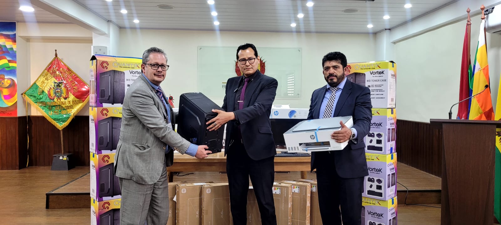Los servidores públicos de la Fiscalía Departamental de La Paz organizaron una rifa voluntaria para recaudar fondos y comprar equipo informático que fue entregado por el Fiscal Departamental, Luis Carlos Torrez, a las Fiscalías Especializadas de La Paz y El Alto. El objetivo es acelerar los procesos penales y brindar atención rápida y eficaz a la población.