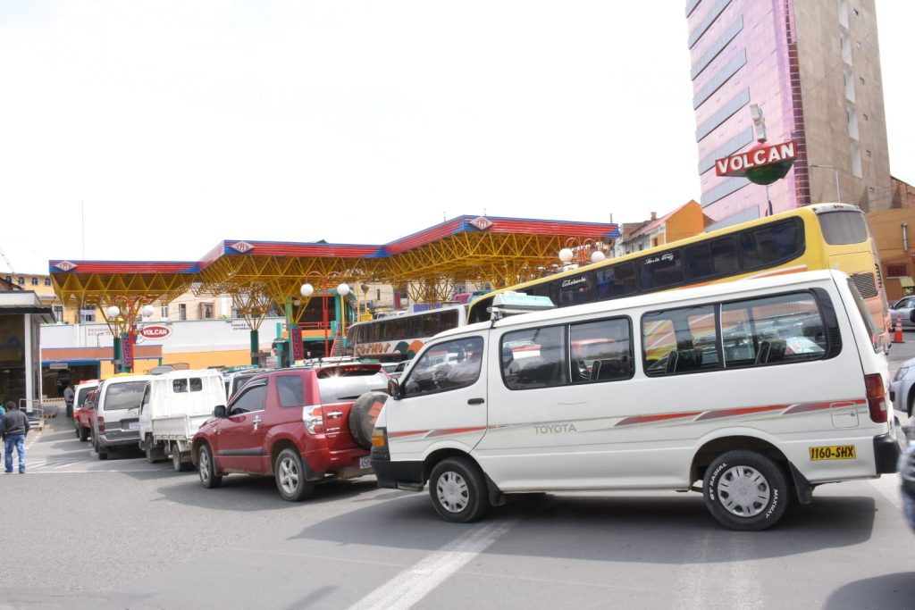 Carlos Cordero, director de Distritos de la Agencia Nacional de Hidrocarburos (ANH), afirmó que el abastecimiento de carburantes en las ciudades principales del país volverá a la normalidad en un plazo de tres a cinco días, siempre y cuando las rutas estén despejadas. Durante una entrevista con La Razón Radio, explicó que en ese tiempo se espera contar con suficiente stock en las plantas de almacenamiento gracias a la llegada de cisternas y un plan de despacho adecuado