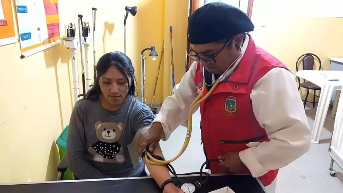 El Espacio Joven, ubicado en Villa Esperanza cerca de la Universidad Pública de El Alto, ofrece atención médica gratuita a jóvenes de entre 16 y 28 años del Distrito 5. Este servicio forma parte del programa AIDAJ (Atención Integral Diferenciada para Adolescentes y Jóvenes), impulsado por la Unidad de la Juventud de la Secretaría Municipal de Educación y Culturas.