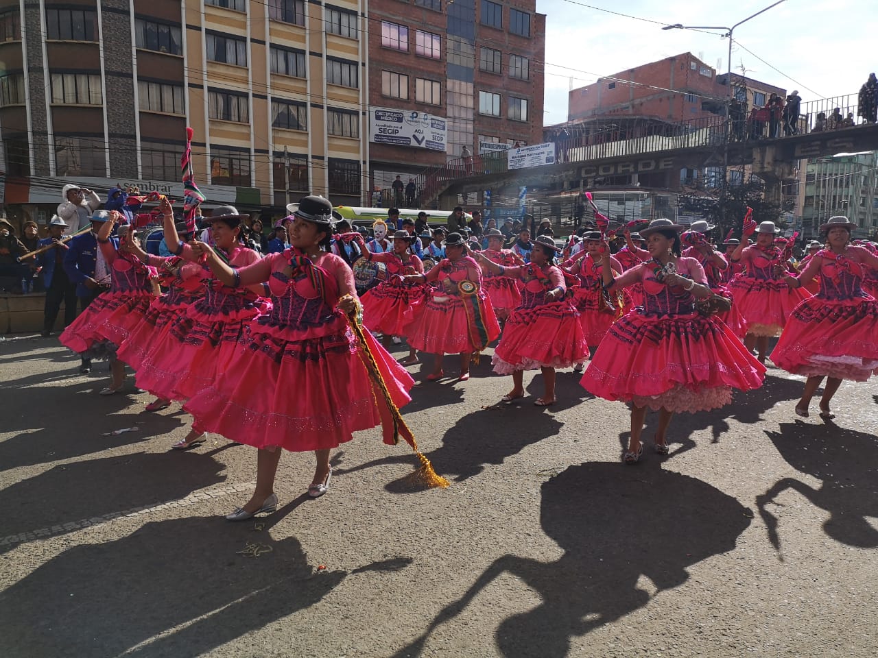 Este viernes 8 de noviembre, El Alto vivirá una fiesta llena de cultura y folklore con el primer festival escolar “Festi Joven 2024”. Más de 20 unidades educativas del Distrito 8 participarán en este evento que busca promover las danzas autóctonas y folklóricas de Bolivia, a través de la energía y talento de los jóvenes.