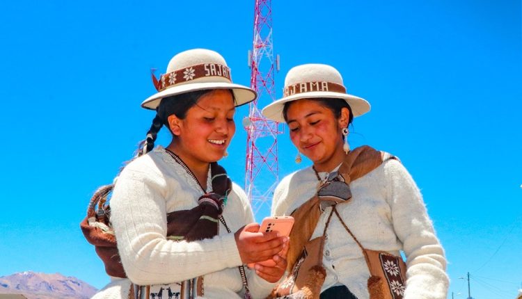 Más de 20,000 comunidades bolivianas ahora tienen internet y telefonía móvil gracias a Entel