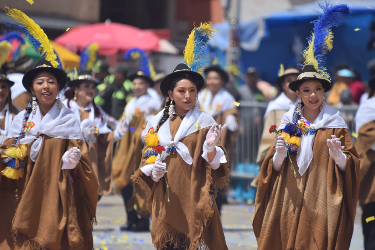 El Primer Convite reúne a 30 mil danzarines en Oruro