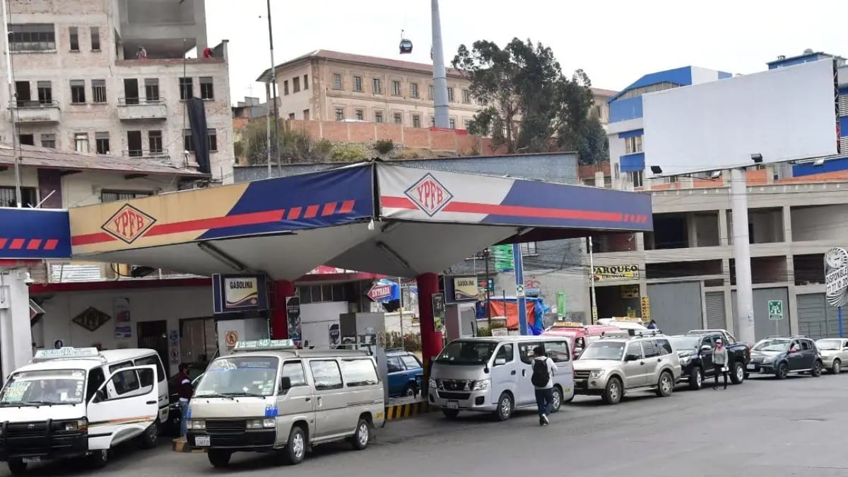 La Agencia Nacional de Hidrocarburos (ANH) ha dado a conocer la lista de estaciones de servicio que ofrecerán diésel las 24 horas del día y los siete días de la semana en La Paz y El Alto. Esto con el fin de atender la alta demanda de diésel en la zona.