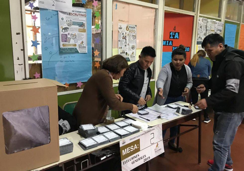 Los jurados electorales son las máximas autoridades de cada mesa de votación. Su principal responsabilidad es organizar y garantizar el desarrollo adecuado de la jornada electoral. Cada mesa está compuesta por seis miembros: tres titulares y tres suplentes. Entre ellos, eligen a una persona para ocupar el cargo de Presidente/a, otra para Secretario/a y el resto actúan como vocales.