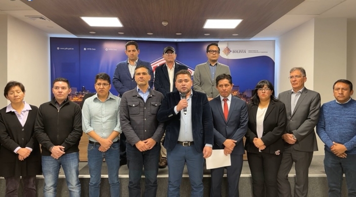 Acuerdan reglas para la libre importación de combustibles en Bolivia