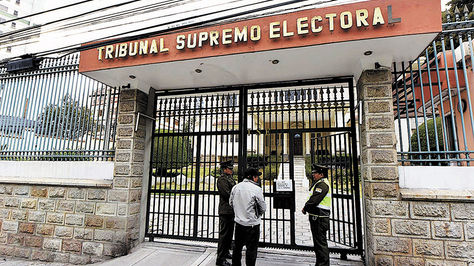 El Tribunal Supremo Electoral (TSE) ha puesto a disposición de la ciudadanía la línea gratuita 800-101771, para responder preguntas sobre las Elecciones Judiciales 2024, que se celebrarán el 15 de diciembre. Esta medida tiene como objetivo asegurar que todos los votantes estén bien informados durante el proceso electoral.
