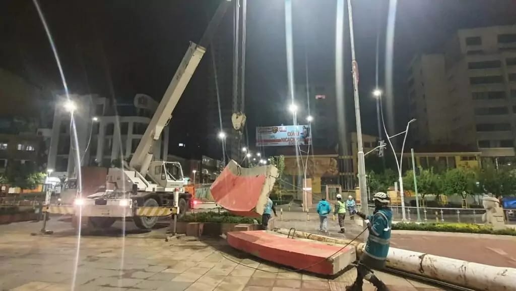 Comienzan el armado del pesebre en la Plaza Tejada Sorzano.