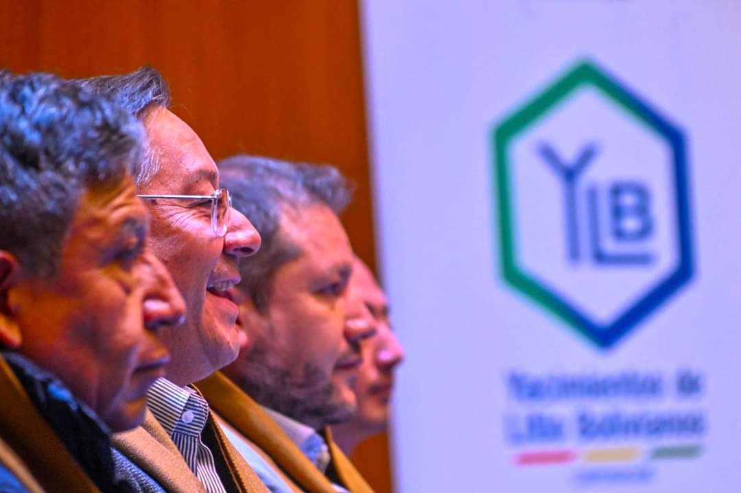 Yacimientos de Litio Boliviano (YLB) y la empresa china Hong Kong CBC Investment Limited firmaron un contrato clave para la construcción de dos plantas de extracción directa de litio (EDL) en el salar de Uyuni. Este acuerdo, celebrado en la Casa Grande del Pueblo con la presencia del presidente Luis Arce, representa una inversión de 1.030 millones de dólares y busca posicionar a Bolivia como líder global en la industria del litio.