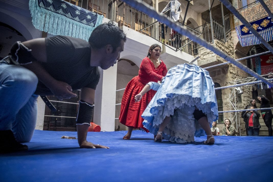 Cholitas luchadoras, arte y turismo en el Centro Cultural de Roberto Mamani Mamani