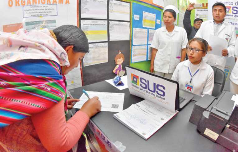 Refuerzan atención gratuita en salud con Bs 506 millones
