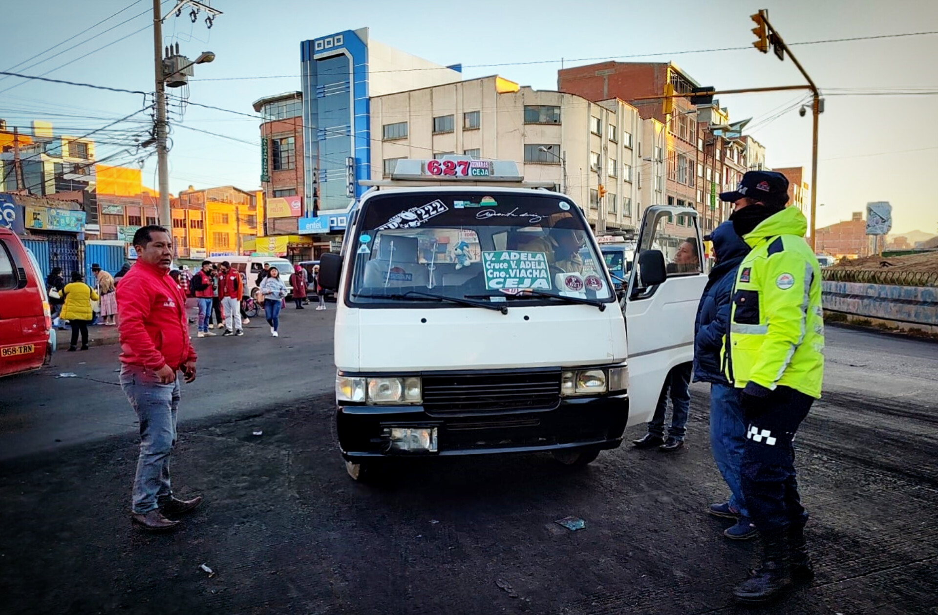 La Alcaldía de El Alto tomó medidas drásticas y suspendió 16 líneas de transporte urbano por incumplir rutas, realizar paradas ilegales y aplicar cobros indebidos, informó Reynaldo Cusi, secretario de Movilidad Urbana. “Estas líneas no respetaban los recorridos establecidos, como las rutas que conectan el Teleférico Morado con Villadela o Villadela con San Martín. Además, cobraban Bs 2 en lugar del pasaje autorizado de Bs 1.50 y continuaban con el trameaje”, explicó Cusi. El municipio también identificó a otras 10 líneas que podrían ser suspendidas por las mismas prácticas. Según las autoridades, los conductores implicados ya fueron sancionados, y la medida busca garantizar un servicio de transporte eficiente y accesible para los alteños. Las autoridades recalcaron su compromiso con la regulación del transporte público para evitar abusos hacia los usuarios y garantizar el cumplimiento de las normativas vigentes.