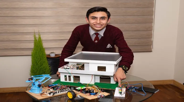 Estudiante de La Paz inspira con un brazo robótico en 3D