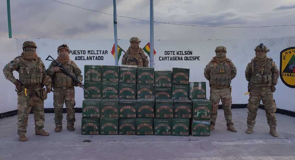 Decomisan aceite de contrabando camuflado entre ladrillos en La Paz