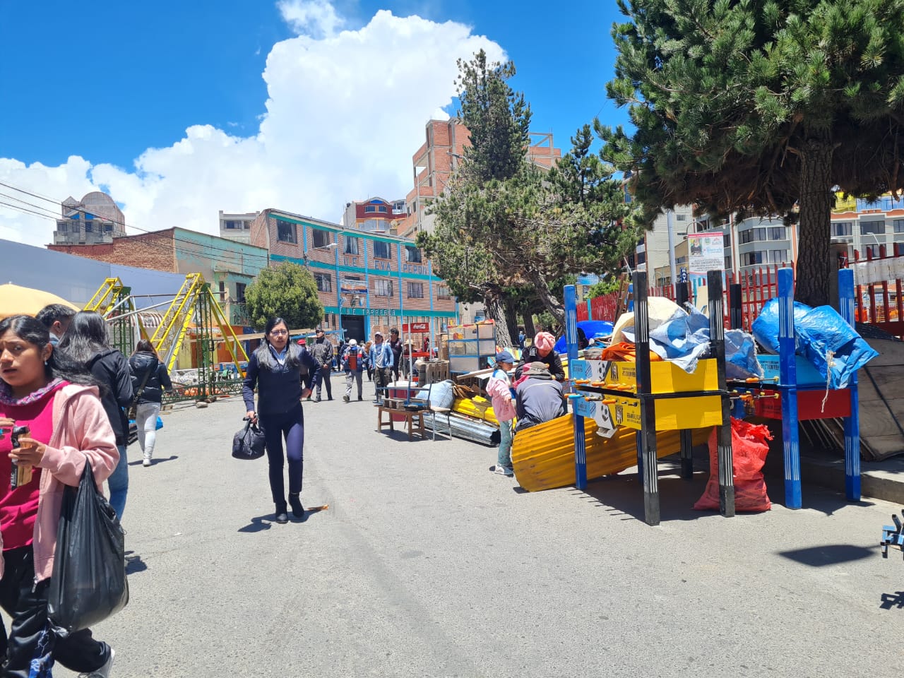 La subalcaldesa Nayda Veizaga ha dispuesto que los feriantes de Navidad en Villa Dolores se instalen en las calles 6 y 7, alrededor de la plaza Juan Azurduy, pero fuera de su interior, que fue recientemente remodelada.